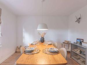 TetenbüllHoliday Home Deichwärterkate by Interhome的一间带木桌和椅子的用餐室