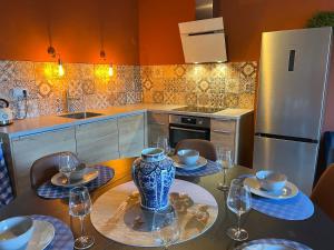科莱恩斯普拉特Guesthouse by C的厨房配有带盘子和酒杯的桌子