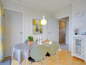 霍耶Apartment Kulben in Western Jutland by Interhome的一间带桌椅的用餐室