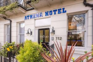 伦敦Athena Hotel的白色的建筑,上面标有阅读anenea酒店的标志