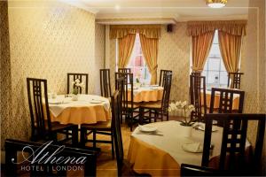 伦敦Athena Hotel的用餐室配有桌椅和黄色桌布