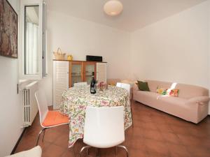 波尔托瓦尔特拉瓦利亚Apartment Cornucopia by Interhome的客厅配有桌子和沙发