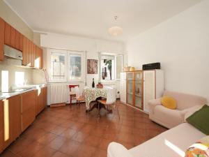 波尔托瓦尔特拉瓦利亚Apartment Cornucopia by Interhome的厨房以及带桌椅的起居室。