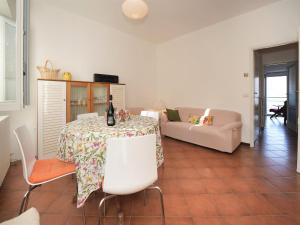 波尔托瓦尔特拉瓦利亚Apartment Cornucopia by Interhome的客厅配有桌子和沙发