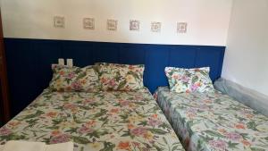 普拉杜Bangalô Amarelo的卧室内两张并排的床