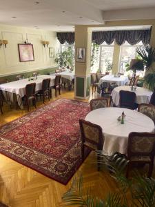 扎科帕内夜来香住宿加早餐旅馆的用餐室配有桌椅和地毯。