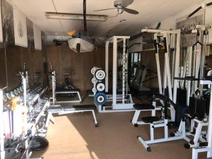 贝拉吉奥康卡佛得角公寓的健身房设有数台跑步机和机器