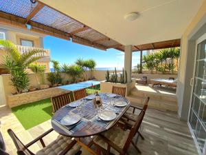 厄尔梅达诺Medano Beach - Villa Playa的庭院内带桌椅的用餐室