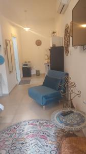 Tirat Karmelנקודות ריפוי的客厅配有蓝色的沙发和地毯。