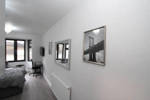 伦敦New Cosy Studio in London!的卧室,墙上有两张桥的照片