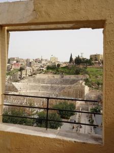安曼Conord Hotel - "Amman's Heart"的从窗口可欣赏到圆形剧场的景色