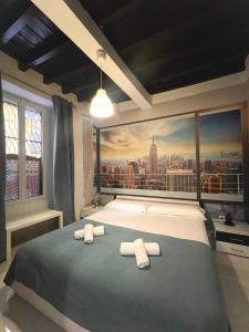 塞维利亚House -Rooftop&Jacuzzi -StayInSeville的一间拥有一幅城市大画的卧室