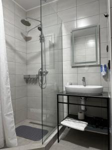 切尔诺夫策Mayster Home的一间带水槽和玻璃淋浴的浴室