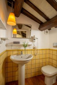 罗马波洛公寓酒店的一间带水槽和卫生间的浴室