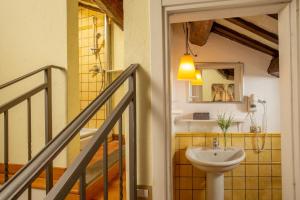 罗马波洛公寓酒店的楼梯旁带水槽的浴室