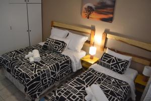 温特和克Wanjara's Nest的酒店客房,设有两张床和一盏灯