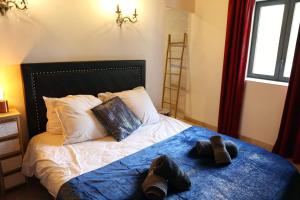 旺德雷Domaine de la Vidalle的一间卧室,配有一张带两个泰迪熊的床