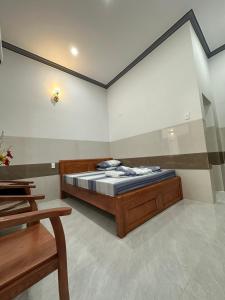 Xóm Moi TrongCát Tú HomeStay的卧室位于客房的角落,配有一张床