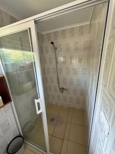 Habitación con baño privado的浴室里设有玻璃门淋浴
