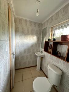 Habitación con baño privado的一间带卫生间和水槽的浴室