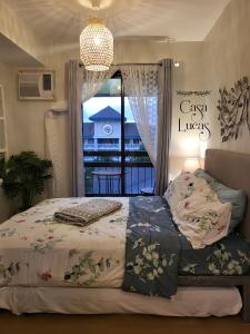大雅台Casa Lucas的一间卧室设有一张床和一个美景窗户。