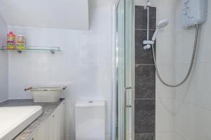 以撒港Homestead的带淋浴和卫生间的白色浴室