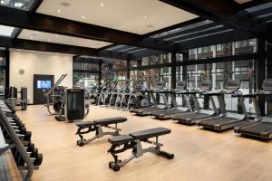 西塔科西雅图机场万豪酒店的健身房,配有各种跑步机和机器