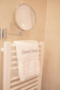 诺德奈Hotel Seehof Norderney OHG的浴室毛巾架上的毛巾