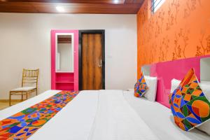 印多尔FabExpress Dream paradise的一间卧室设有一张大床和色彩缤纷的墙壁
