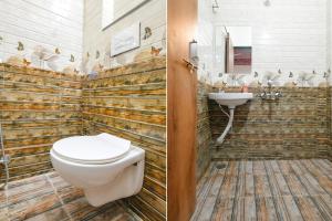 印多尔FabExpress Dream paradise的一间带卫生间和水槽的浴室
