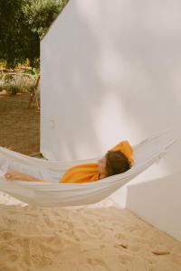 奥良莫德斯塔农家乐的一名在海滩上吊床上睡觉的女人