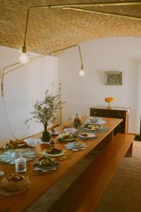 奥良莫德斯塔农家乐的一张木桌,上面放着食物盘