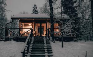 AnnasAnnas Dzirnavas的树林里的小屋,楼梯上下雪