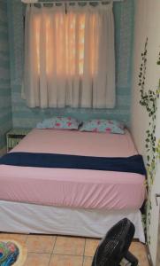 弗洛里亚诺波利斯Off hostel floripa的一间卧室配有一张带窗户和椅子的床
