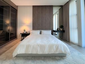 拉斯阿尔卡麦Villa 72 RAK的卧室配有一张白色大床和一张书桌