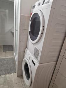 维也纳Gent Apt的浴室内配有洗衣机和烘干机