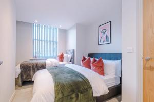 利兹Gorgeous Flat in Central Leeds by PureStay Short Stays的一间带两张床和一张沙发的卧室