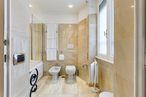 罗马Hotel Cellini的白色的浴室设有卫生间和水槽。