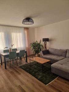 汉诺威HP Apartment 3-Zi-Whg - 69qm, 6 Pers, Balkon, Wifi, Küche, Bad的客厅配有沙发和桌子