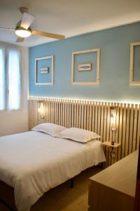 拉文纳Le Camere di Olivia的卧室配有白色大床和蓝色的墙壁