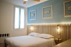 拉文纳Le Camere di Olivia的一间卧室配有一张带两个枕头的床