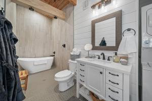 High HillWhispering Pines - Lakeside的一间带水槽、卫生间和镜子的浴室