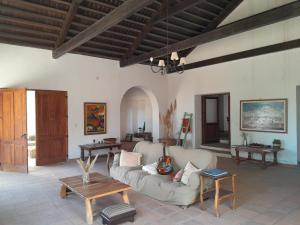 卡奇Terra - Casa de Campo的客厅配有沙发和桌子