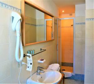 贝拉蒙特桑赛尔索帕克酒店的带淋浴和水槽及吹风机的浴室