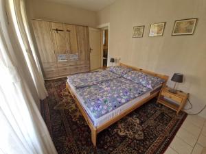 班斯卡 - 什佳夫尼察Hostel Skautský dom的一间卧室配有一张床、一张桌子和一个窗户。