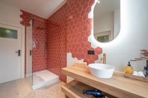 布鲁日Villa Cézar - big house at the center of Bruges - free parking的一间带水槽和镜子的浴室