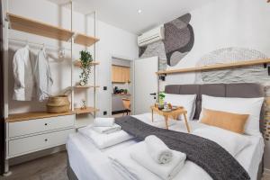 里耶卡Molo Longo - Downtown Apartments的一间卧室配有一张大床和毛巾