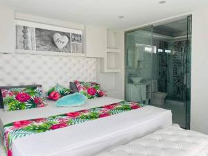 佩雷贝勒Meliyer cheerful 3 bedrooms villa at perebere的一间卧室配有一张白色大床,床上有鲜花