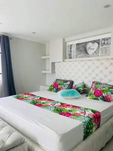 佩雷贝勒Meliyer cheerful 3 bedrooms villa at perebere的卧室内的一张带枕头的大床