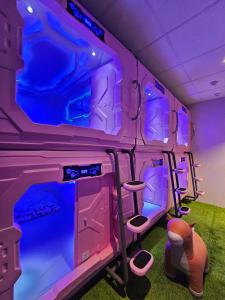 罗东镇天河行旅的一间紫色灯和床的房间